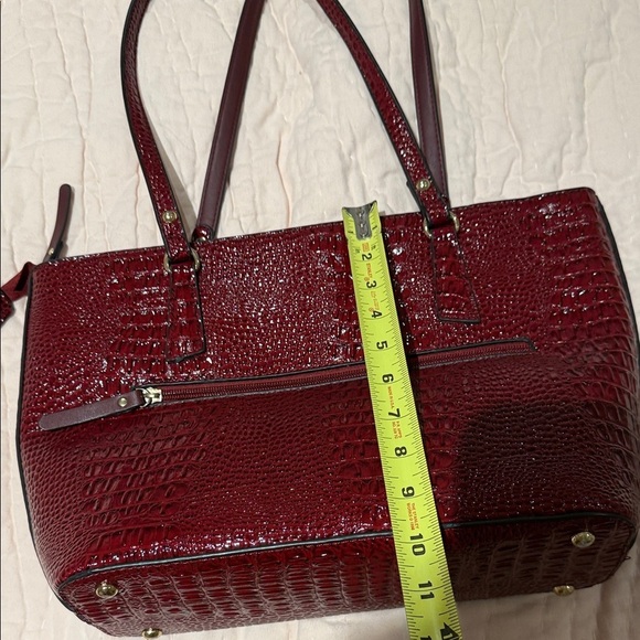 Elegant Red Faux Crocodile-Embossed Women's Tote Purse - Picture 3 of 10